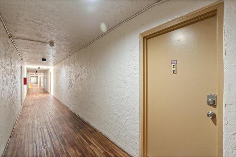 Condo in Tamarac, Florida, 2 bedrooms  № 2085711 - photo 18