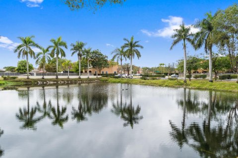 Condo in Tamarac, Florida, 2 bedrooms  № 2085711 - photo 9