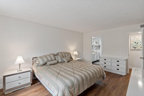 Condo in Tamarac, Florida, 2 bedrooms  № 2085711 - photo 16
