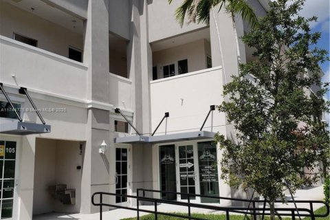 Commercial property in Miramar, Florida № 1710447 - photo 2