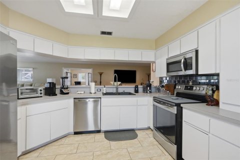 House in Spring Hill, Florida 3 bedrooms, 210.89 sq.m. № 2225813 - photo 12