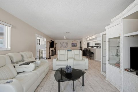 House in Spring Hill, Florida 3 bedrooms, 210.89 sq.m. № 2225813 - photo 8