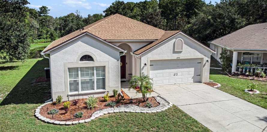 House in Land O' Lakes, Florida 3 bedrooms, 191.84 sq.m. № 1909086