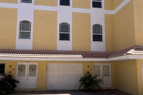 Adosado en alquiler en Treasure Island, Florida, 3 dormitorios, 181.9 m2 № 1526176 - foto 1