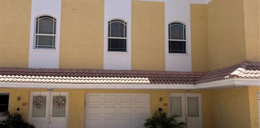 Adosado en Treasure Island, Florida 3 dormitorios, 181.9 m2 № 1526176