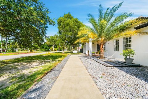 House in Homestead, Florida 4 bedrooms, 219.53 sq.m. № 2320741 - photo 5