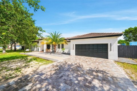 House in Homestead, Florida 4 bedrooms, 219.53 sq.m. № 2320741 - photo 3