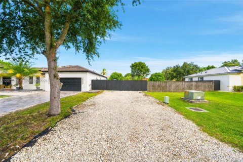 House in Homestead, Florida 4 bedrooms, 219.53 sq.m. № 2320741 - photo 4