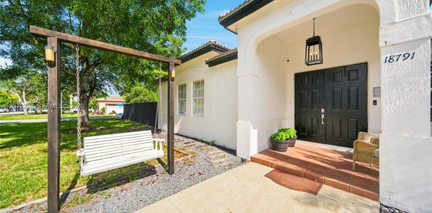 House in Homestead, Florida 4 bedrooms, 219.53 sq.m. № 2320741