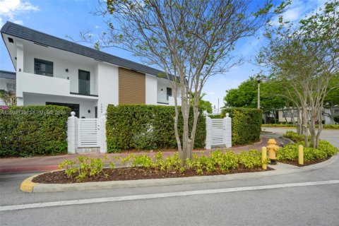 Touwnhouse à vendre à Miami Beach, Floride: 5 chambres, 175.68 m2 № 2170370 - photo 23