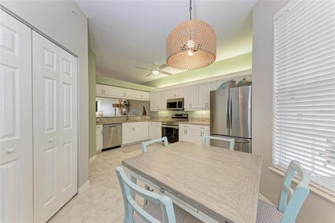 Condo in Venice, Florida, 2 bedrooms № 2393862 - photo 8