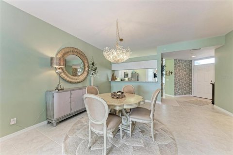 Condo in Venice, Florida, 2 bedrooms № 2393862 - photo 10