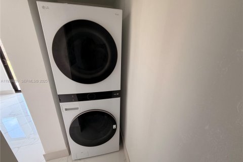 Casa en venta en Miami, Florida, 3 dormitorios, 133.97 m2 № 1984453 - foto 16