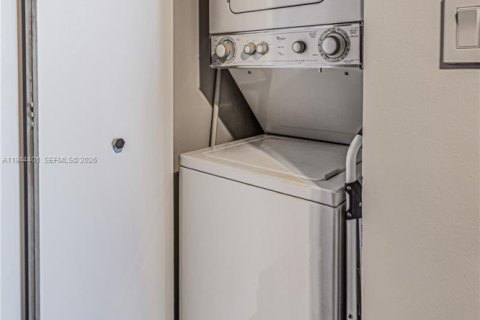 Condo in Miami, Florida  № 2001606 - photo 8