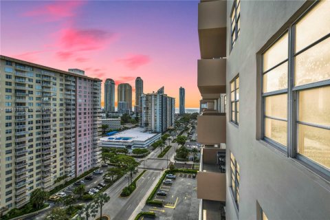 Condo in Sunny Isles Beach, Florida, 2 bedrooms  № 1842931 - photo 4
