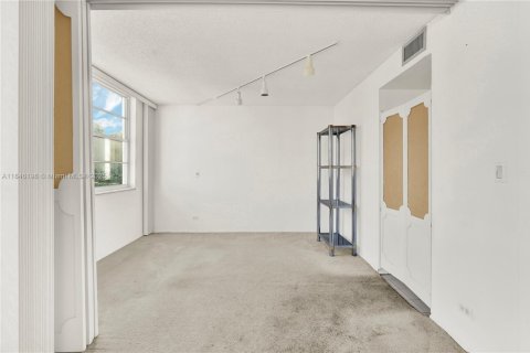 Condo in Sunny Isles Beach, Florida, 2 bedrooms  № 1842931 - photo 11