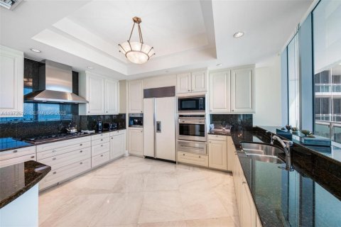 Снять в аренду кондоминиум в Бэл-Харбор, Флорида 2 спальни, 177.72м2, № 2034015 - фото 4