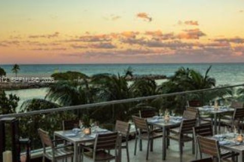 Снять в аренду кондоминиум в Бэл-Харбор, Флорида 2 спальни, 177.72м2, № 2034015 - фото 15