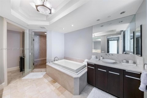 Снять в аренду кондоминиум в Бэл-Харбор, Флорида 2 спальни, 177.72м2, № 2034015 - фото 12