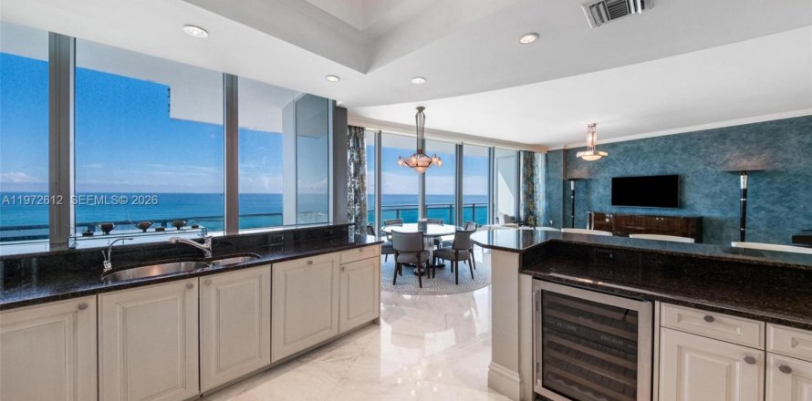 Кондоминиум с 2 спальнями в Бэл-Харбор, Флорида № 2034015