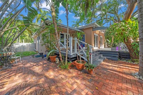 House in Miami, Florida 2 bedrooms, 119.01 sq.m. № 2062496 - photo 28