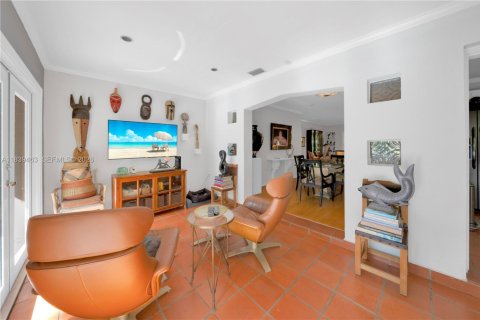 House in Miami, Florida 2 bedrooms, 119.01 sq.m. № 2062496 - photo 13