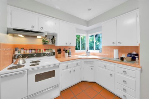 House in Miami, Florida 2 bedrooms, 119.01 sq.m. № 2062496 - photo 16