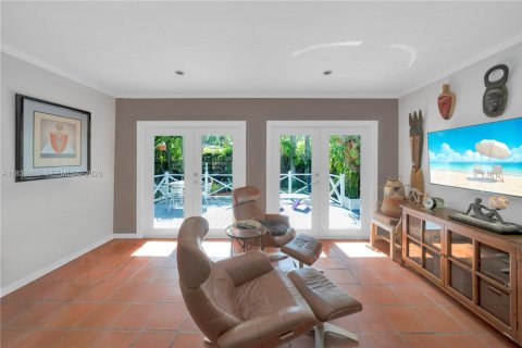 House in Miami, Florida 2 bedrooms, 119.01 sq.m. № 2062496 - photo 12