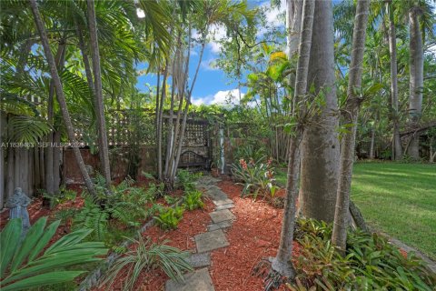 House in Miami, Florida 2 bedrooms, 119.01 sq.m. № 2062496 - photo 29