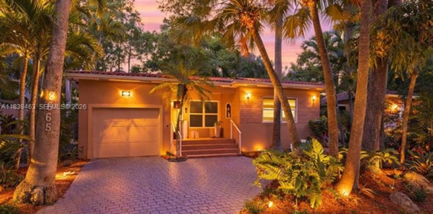 House in Miami, Florida 2 bedrooms, 119.01 sq.m. № 2062496