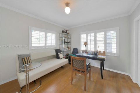 House in Miami, Florida 2 bedrooms, 119.01 sq.m. № 2062496 - photo 17