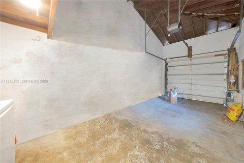 House in Miami, Florida 2 bedrooms, 119.01 sq.m. № 2062496 - photo 23