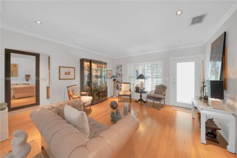 House in Miami, Florida 2 bedrooms, 119.01 sq.m. № 2062496 - photo 6