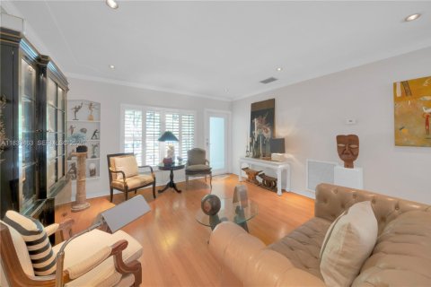 House in Miami, Florida 2 bedrooms, 119.01 sq.m. № 2062496 - photo 7