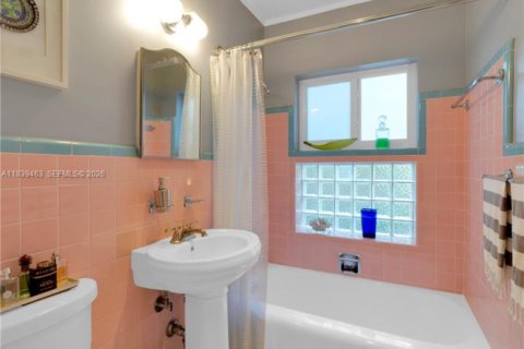 House in Miami, Florida 2 bedrooms, 119.01 sq.m. № 2062496 - photo 18