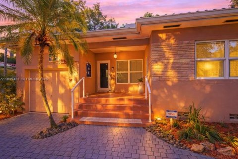 House in Miami, Florida 2 bedrooms, 119.01 sq.m. № 2062496 - photo 3
