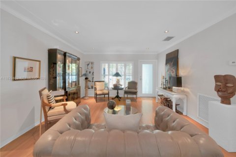 House in Miami, Florida 2 bedrooms, 119.01 sq.m. № 2062496 - photo 5