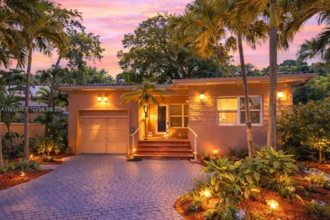 House in Miami, Florida 2 bedrooms, 119.01 sq.m. № 2062496 - photo 2