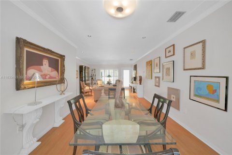 House in Miami, Florida 2 bedrooms, 119.01 sq.m. № 2062496 - photo 9