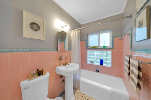 House in Miami, Florida 2 bedrooms, 119.01 sq.m. № 2062496 - photo 19