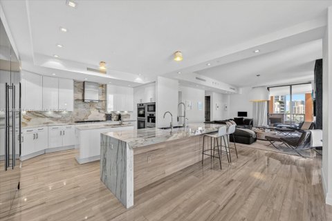 Condo in Sunny Isles Beach, Florida, 3 bedrooms  № 1974488 - photo 9