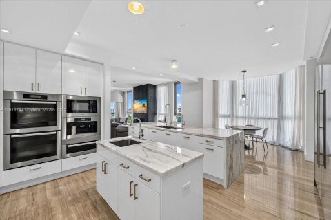 Condo in Sunny Isles Beach, Florida, 3 bedrooms  № 1974488 - photo 11
