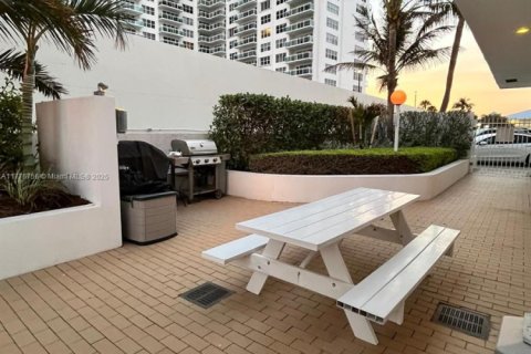 Снять в аренду кондоминиум в Форт-Лодердейл, Флорида 1 спальня, 80.82м2, № 1963266 - фото 18