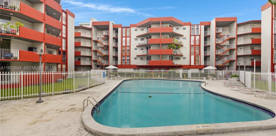 Кондоминиум с 3 спальнями в Хайалиа, Флорида № 1991439