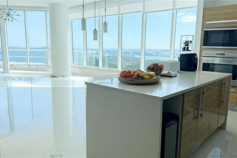Condominio en venta en Miami, Florida, 3 dormitorios, 204.48 m2 № 2032038 - foto 3