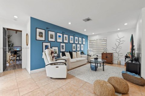 Villa ou maison à vendre à Miami, Floride: 4 chambres, 160.35 m2 № 1965038 - photo 8