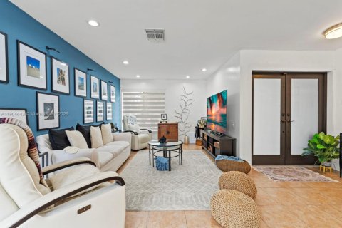 Villa ou maison à vendre à Miami, Floride: 4 chambres, 160.35 m2 № 1965038 - photo 9