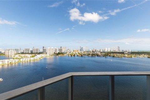 Condo in North Miami Beach, Florida, 3 bedrooms  № 1860295 - photo 1