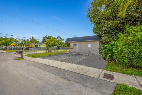 Propiedad comercial en venta en Fort Lauderdale, Florida № 1871384 - foto 10