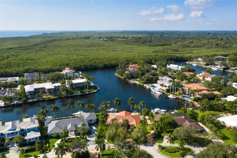 House in Coral Gables, Florida 5 bedrooms, 307.04 sq.m. № 1694035 - photo 30